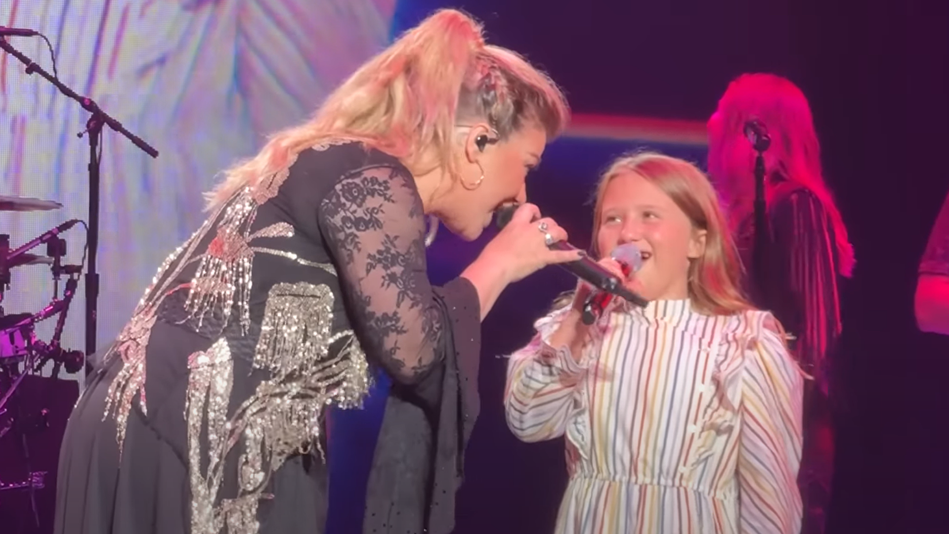 Watch Kelly Clarkson sing 'Heartbeat Song' with her daughter on stage